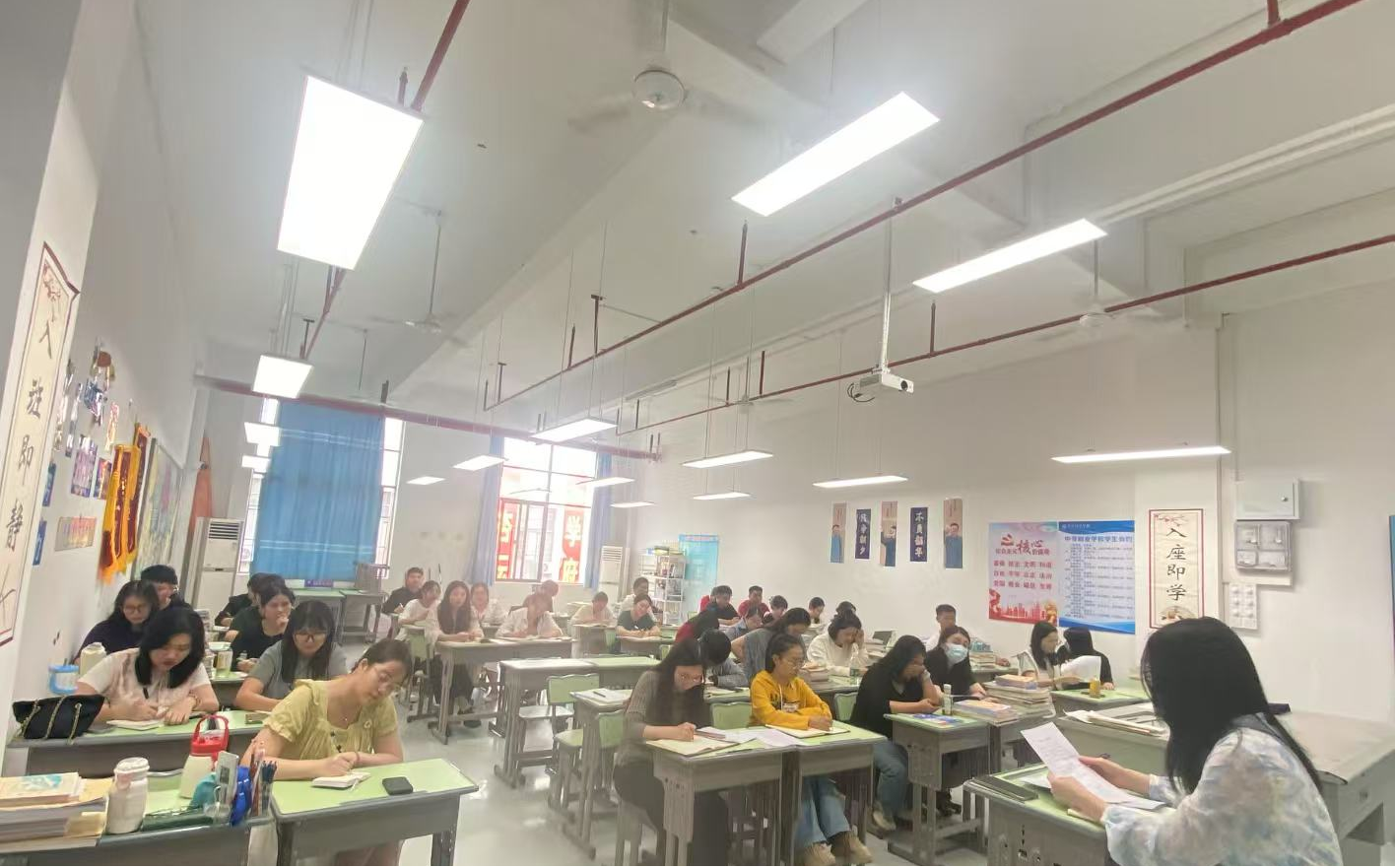 惠州理工學校2024-2025學年第二學期高考班期中考試圓滿結(jié)束